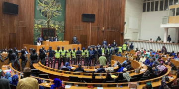Sénégal: l&rsquo;Assemblée vote le report de la présidentielle après l&rsquo;évacuation forcée de députés de l&rsquo;opposition