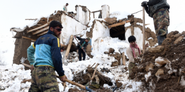 Six morts et 30 personnes toujours ensevelies sous une avalanche en Afghanistan
