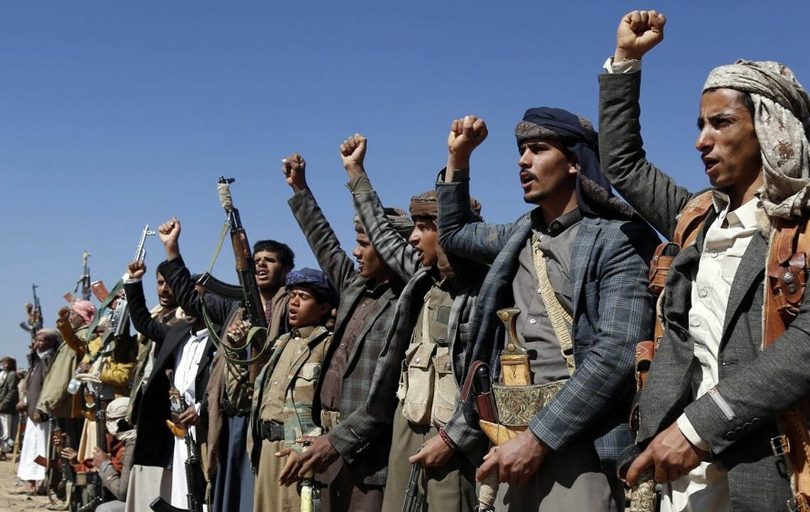 Houthis: Destroyer américain visé par un missile et des drones en mer Rouge