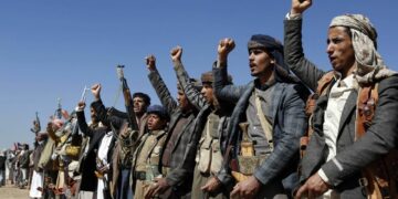 Houthis: Destroyer américain visé par un missile et des drones en mer Rouge