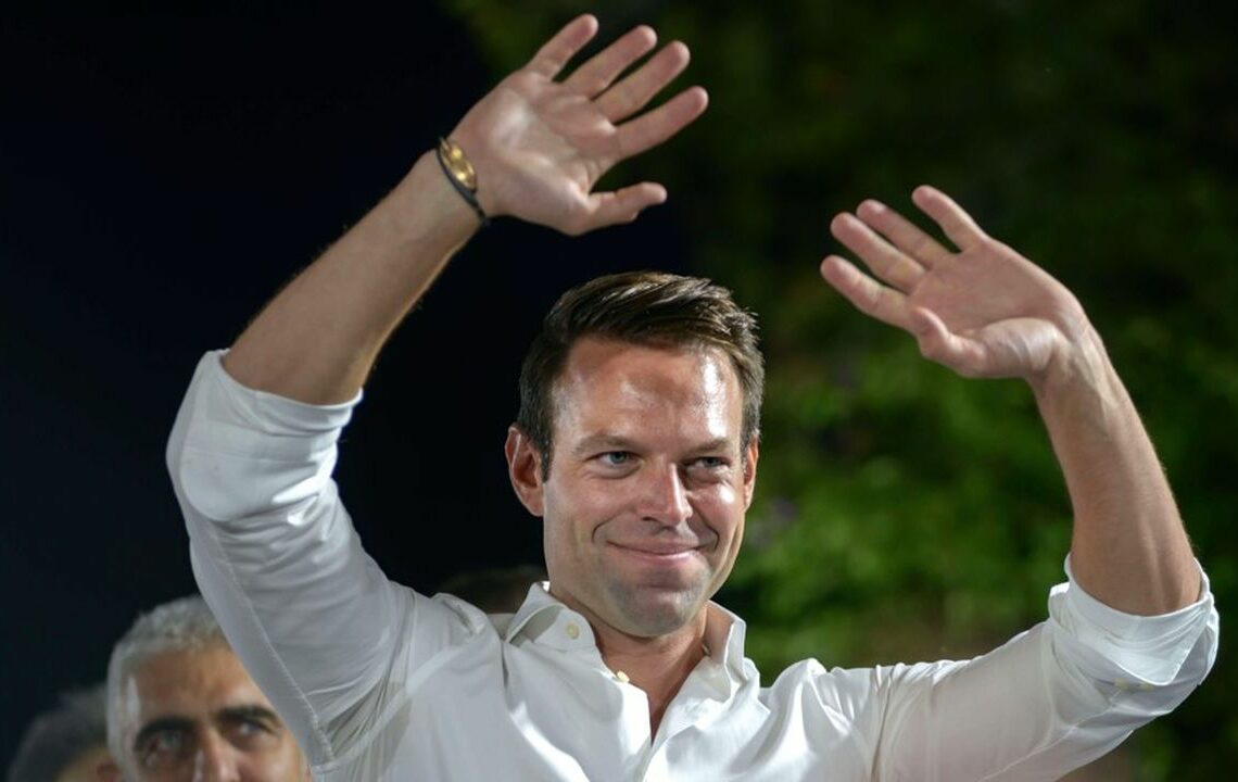En Grèce, Stefanos Kasselakis, le leader de gauche, s’absente pour effectuer son service militaire