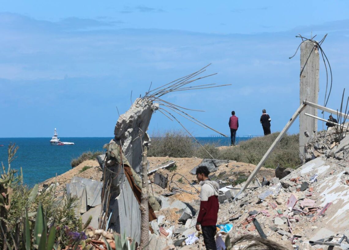 Le bateau d&rsquo;aide humanitaire a commencé à être déchargé à Gaza