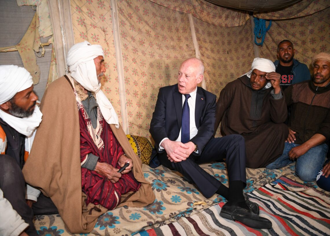 Visite inopinée de Kais Saied à Douz: « Tous les citoyens sont égaux »