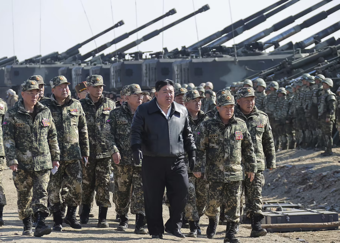 Corée du Nord: Kim Jong-un supervise des exercices d&rsquo;artillerie