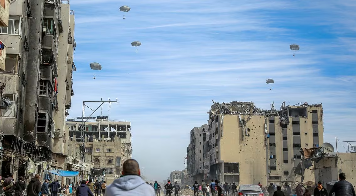 Les États-Unis ont commencé les largages aériens d’aide humanitaire sur Gaza