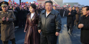 Kim Jong Un supervise des exercices de parachutistes