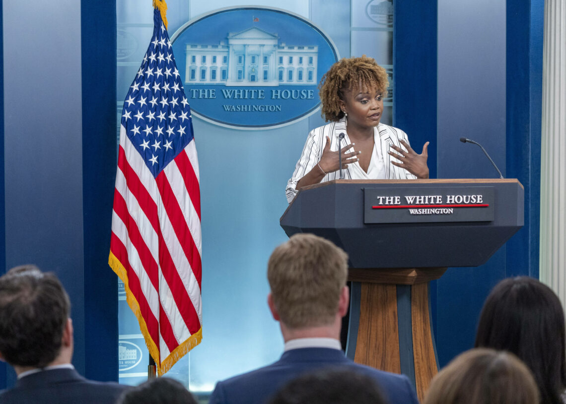 La brigade antiterrorisme déloge des dizaines de migrants illégaux réfugiés sur le toit d’un immeuble à Sfax