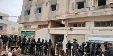 La brigade antiterrorisme déloge des dizaines de migrants illégaux réfugiés sur le toit d’un immeuble à Sfax