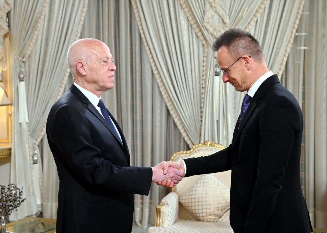 Le chef de la diplomatie hongroise à Kais Saied: « L’UE doit cesser de financer les ONG complices du trafic de migrants »