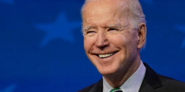 Biden prend ses distances avec la réalité et évoque son oncle « dévoré par des cannibales » en plein meeting