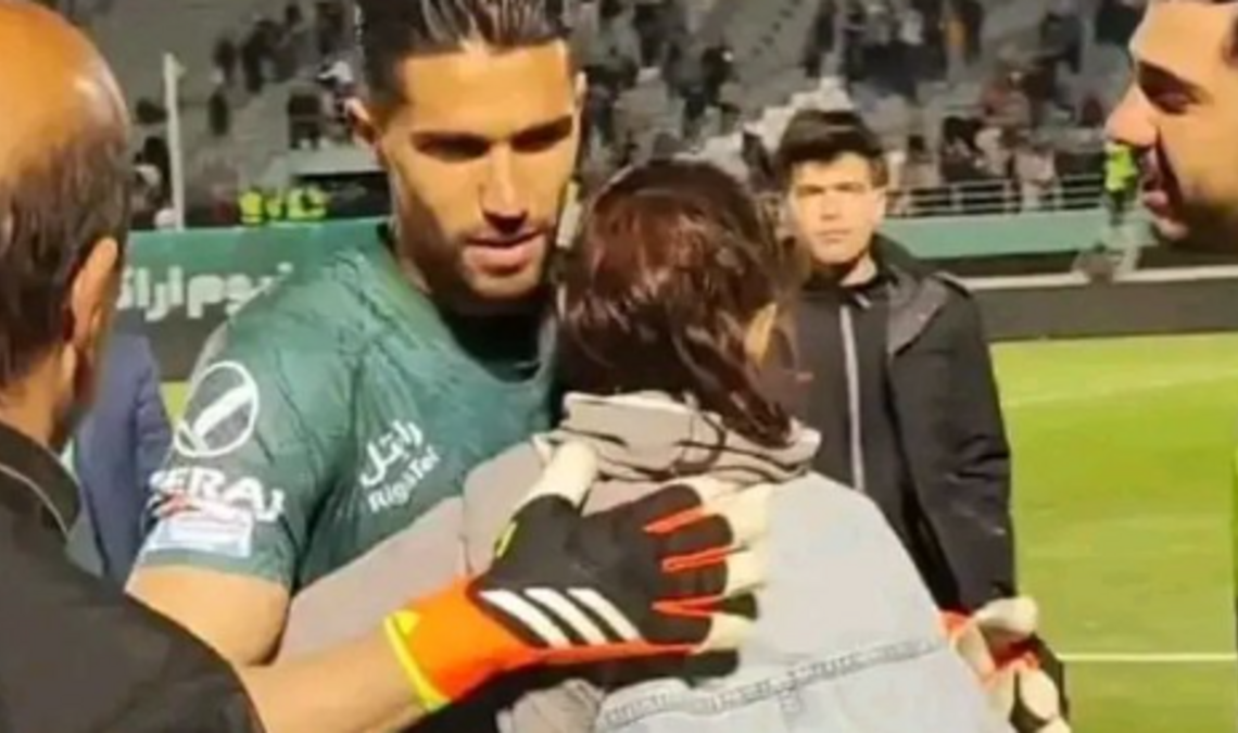 Iran: Un footballer suspendu pour avoir enlacé une supportrice