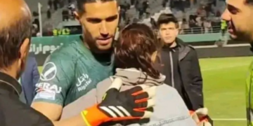 Iran: Un footballer suspendu pour avoir enlacé une supportrice