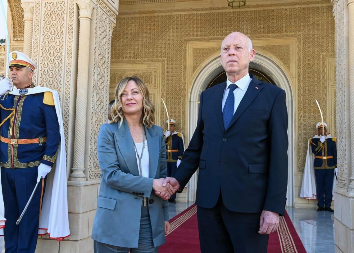 Giorgia Meloni sollicite l’aide de Kais Saied pour endiguer la crise migratoire en Italie