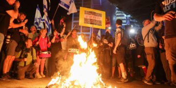 Large mobilisation anti-Netanyahou en Israël après six mois de guerre