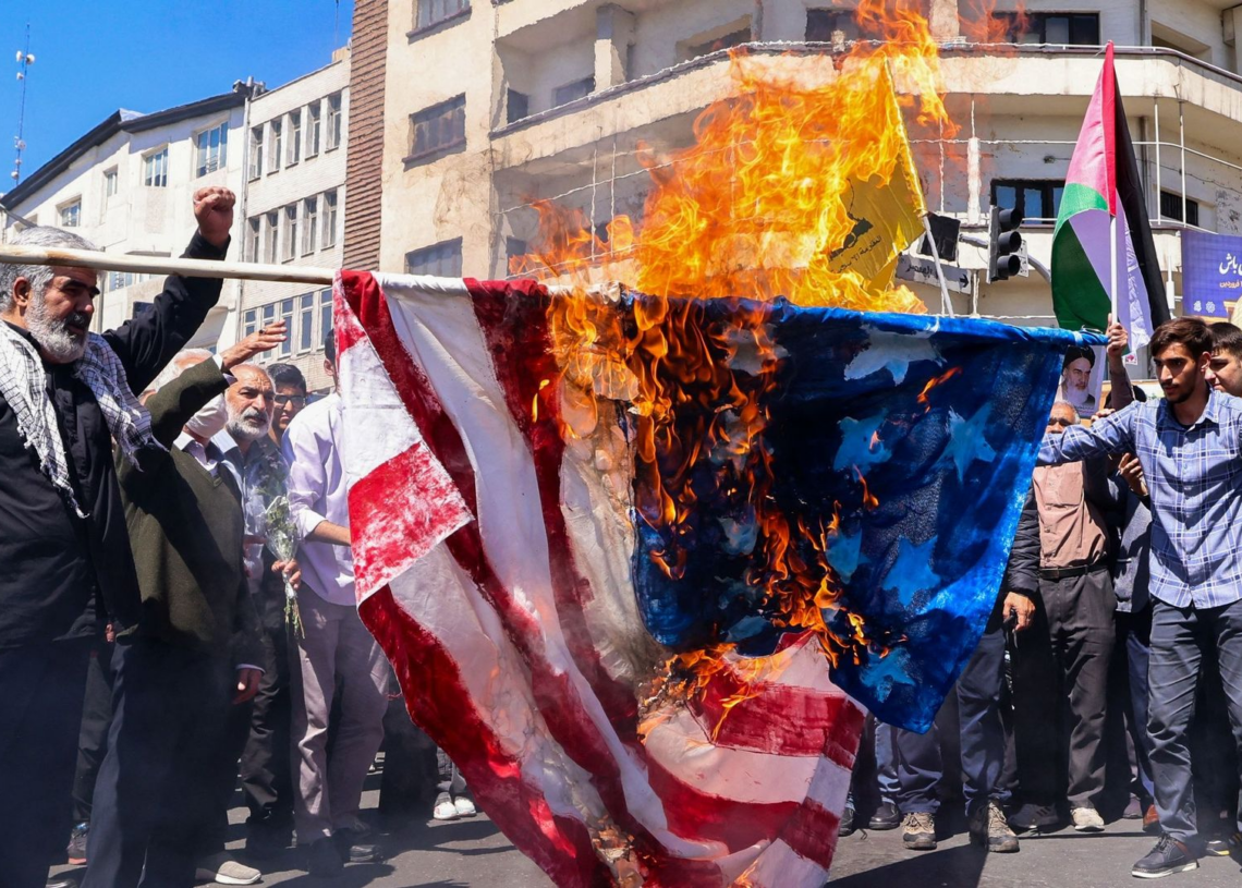 Iran: des milliers de personnes réunies en hommage aux militaires tués à Damas