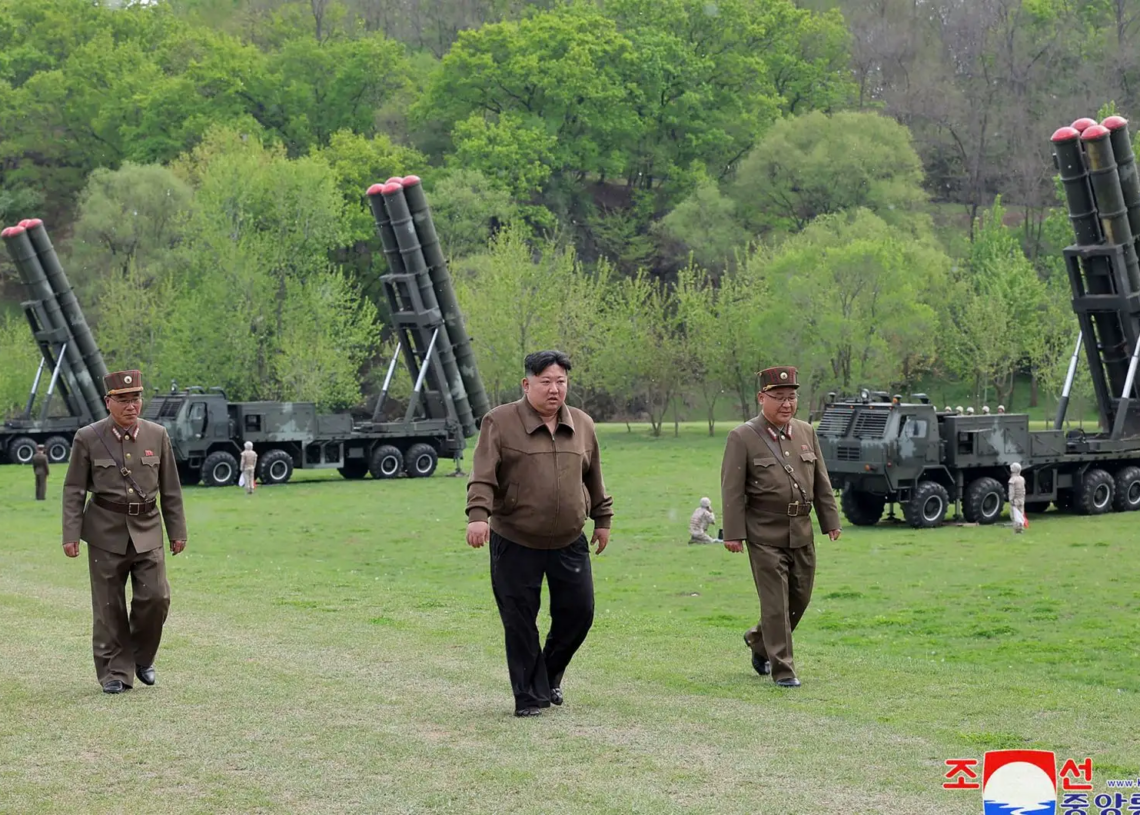 Corée du Nord: Kim a supervisé une première simulation de « déclenchement nucléaire »