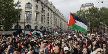 Frappe israélienne à Rafah: Une marée humaine défile à Paris en soutien aux Palestiniens