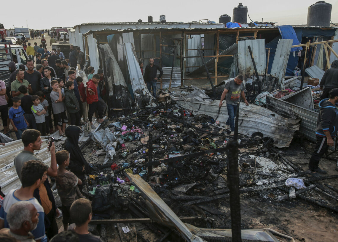 Frappe meurtrière sur un camp de réfugiés à Rafah: Des éclats d’obus à l’origine de l’incendie