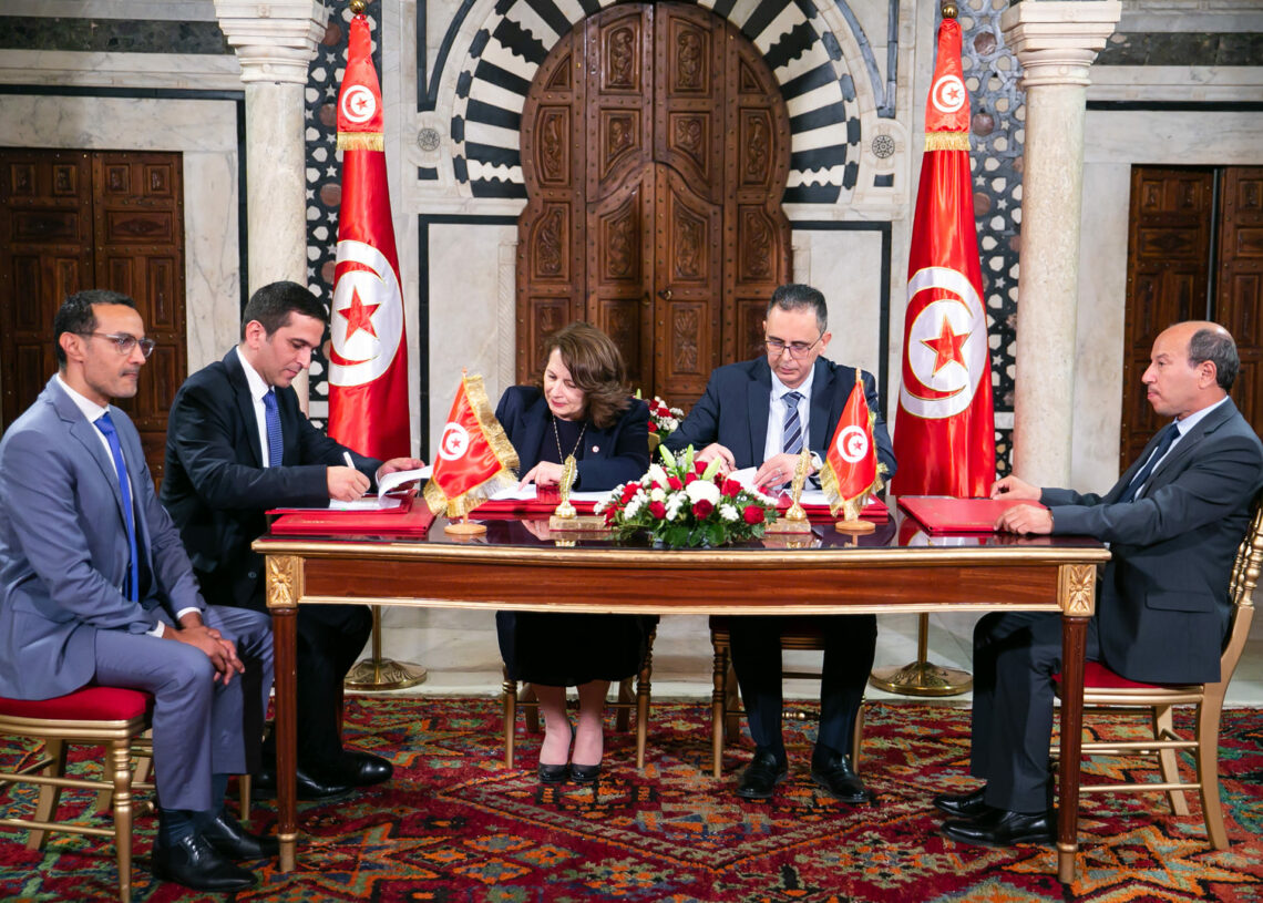 Un accord a été signé pour la construction de deux centrales solaires photovoltaïques à Gafsa et Tataouine