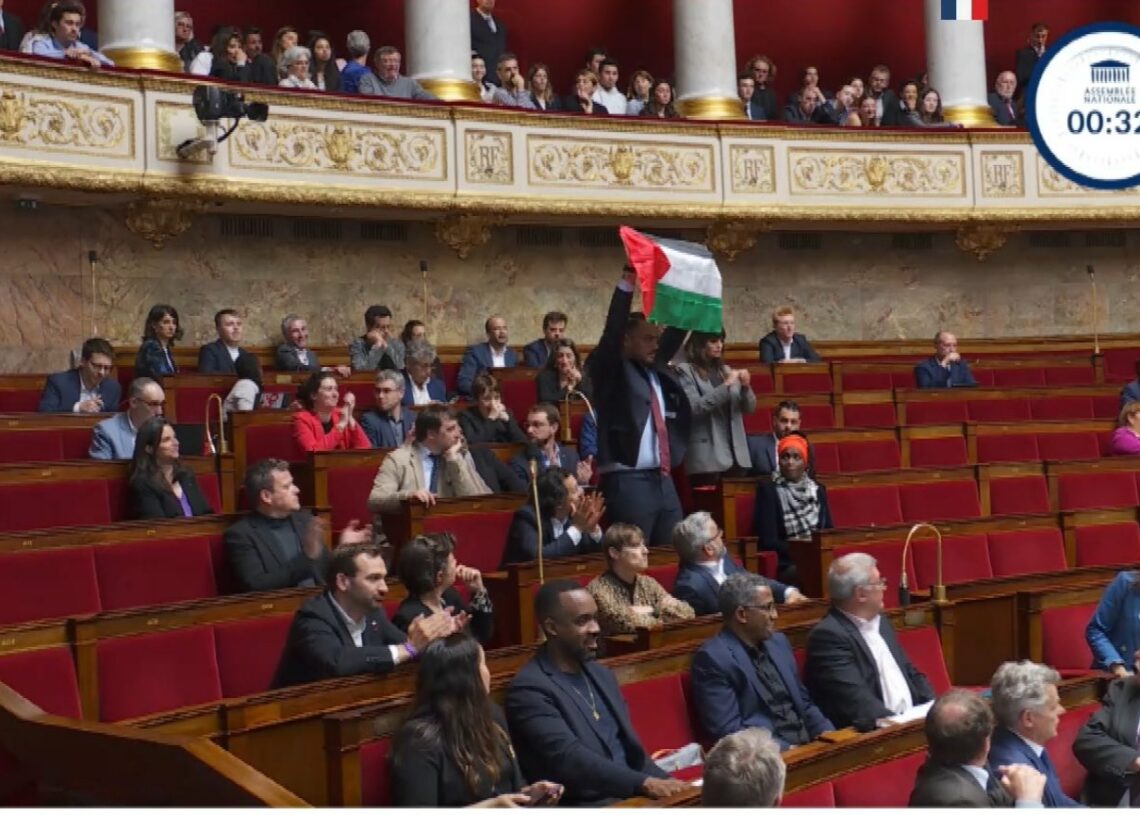 Un député La France Insoumise brandit un drapeau palestinien à l’Assemblée nationale française