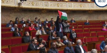 Un député La France Insoumise brandit un drapeau palestinien à l’Assemblée nationale française