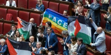 Après la France: Des députés Italiens brandissent des drapeaux palestiniens en séance