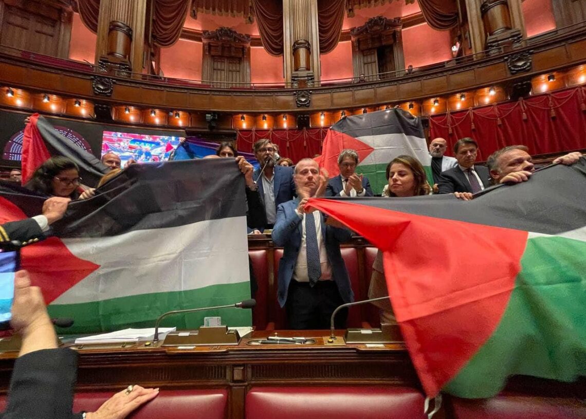 Après la France: Des députés Italiens brandissent des drapeaux palestiniens en séance
