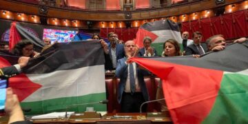 Après la France: Des députés Italiens brandissent des drapeaux palestiniens en séance