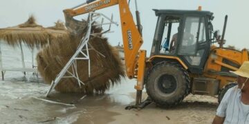 Bizerte: Les autorités démolissent des installations illégales sur les plages de Sidi Ali Mekki et Ghar el Melh