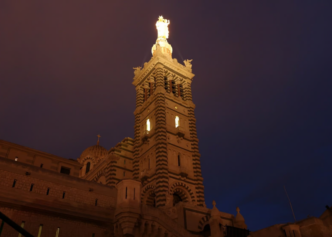 France: De nombreuses mairies éteignent leurs lumières en mémoire des victimes de Gaza