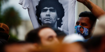 Mort de Maradona: Le procès de son équipe médicale reporté