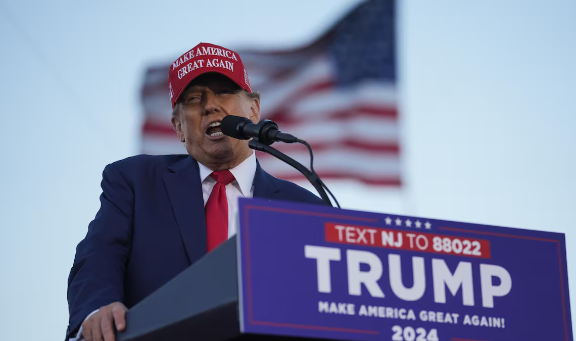 «Le serpent»: Trump lit les paroles d’une chanson anti-migrants en meeting