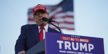 «Le serpent»: Trump lit les paroles d&rsquo;une chanson anti-migrants en meeting