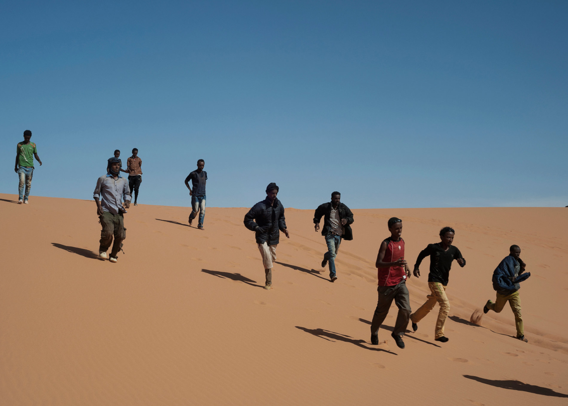 L’UE embarrassée: Une enquête révèle que les financements européens servent l’abandon de migrants dans le désert