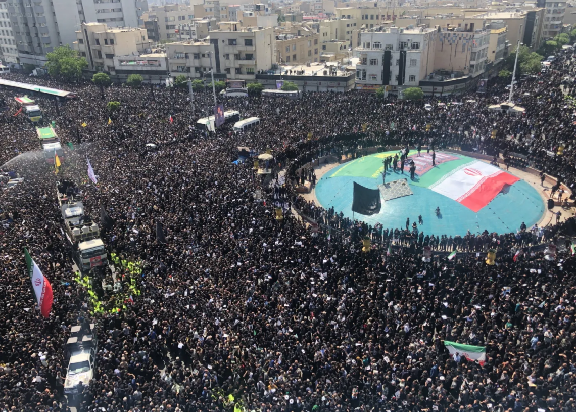Iran: Une foule immense rend un dernier hommage au président Raïssi