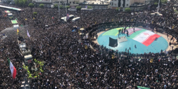 Iran: Une foule immense rend un dernier hommage au président Raïssi