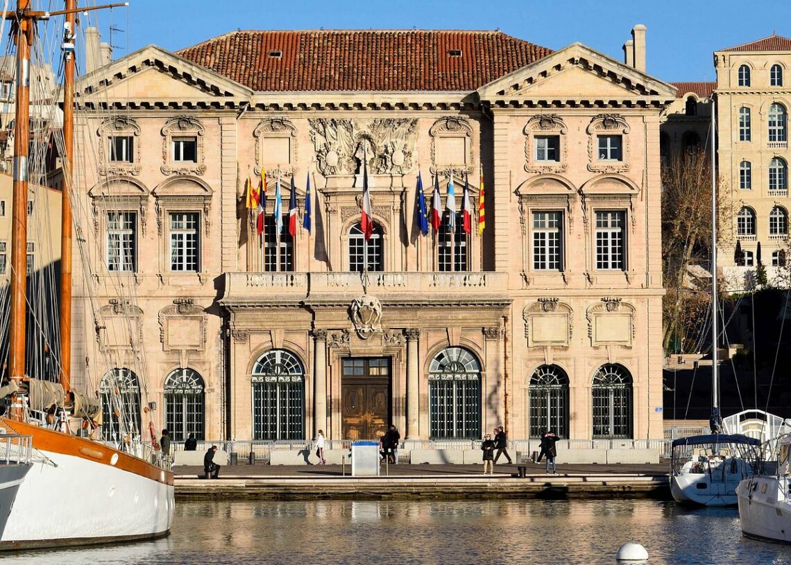 A Marseille, les lumières de l’hôtel de ville seront éteintes « en mémoire de toutes les victimes civiles de Gaza »