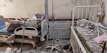 Patients et médecins évacuent un hôpital du nord de Gaza après un bombardement israélien