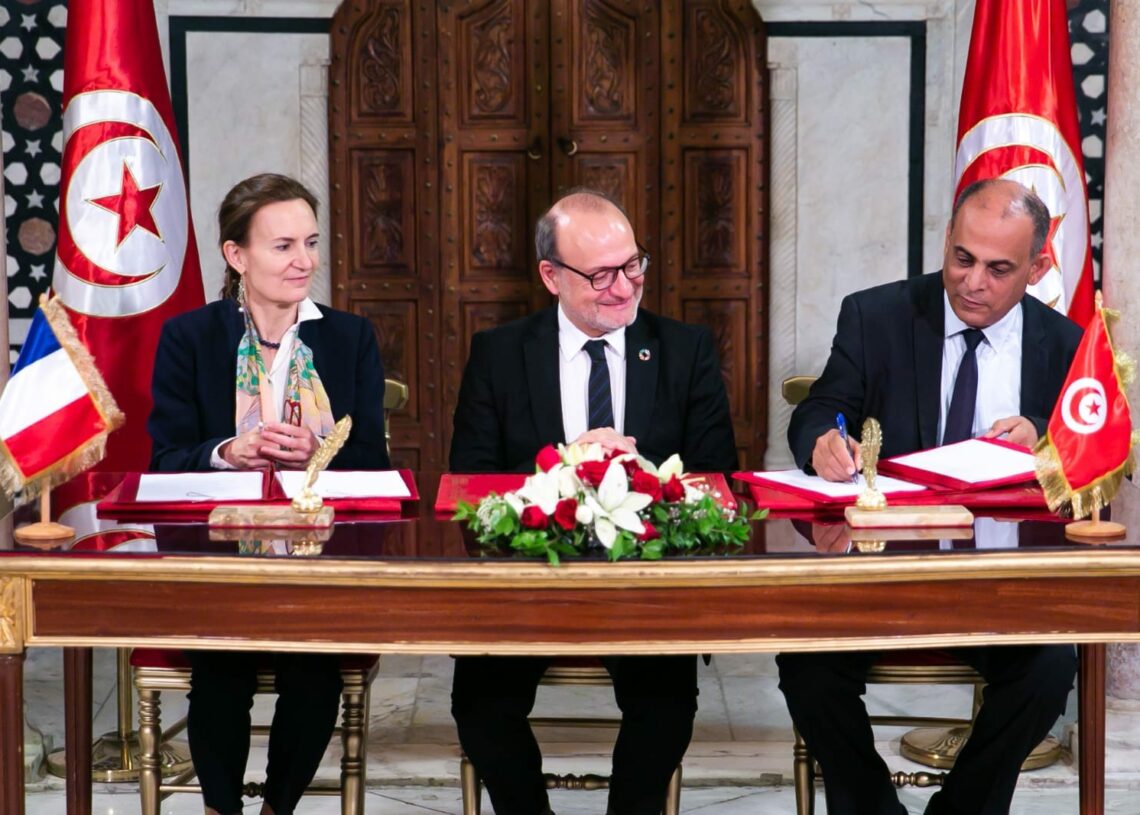 La Tunisie et l’Agence française de développement signent plusieurs accords de crédits