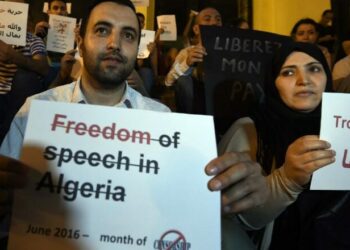 Algérie: Deux journalistes arrêtés pour un reportage critique envers les autorités