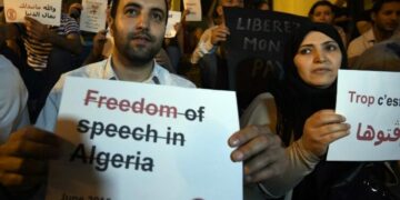 Algérie: Deux journalistes arrêtés pour un reportage critique envers les autorités
