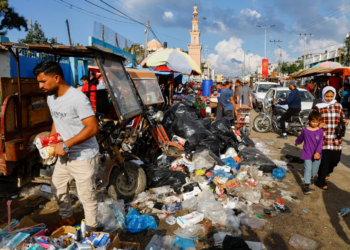 A Gaza, des habitants vivent près d&rsquo;énormes tas de déchets alerte l&rsquo;UNRWA