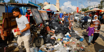 A Gaza, des habitants vivent près d&rsquo;énormes tas de déchets alerte l&rsquo;UNRWA