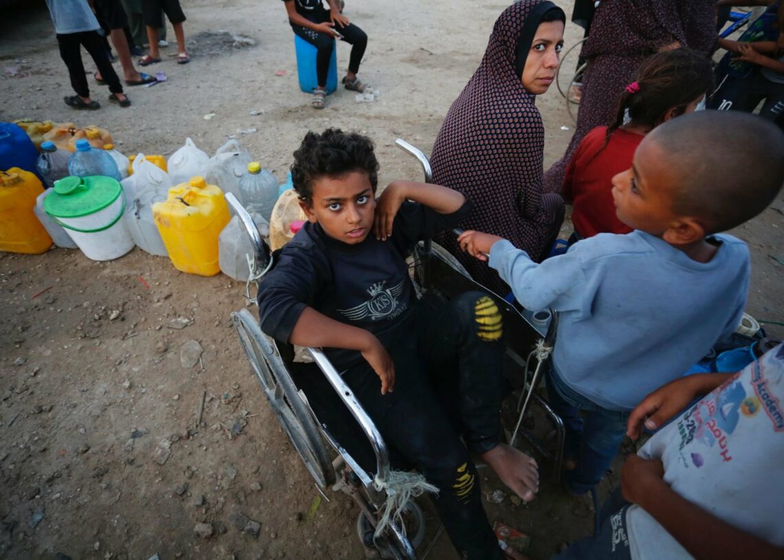 « Des milliers de familles ont été forcées de fuir »: Les 36 abris à Rafah de l’UNRWA sont vides, selon l’ONU