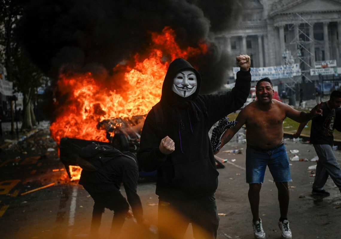 Argentine: le Sénat valide les réformes ultralibérales de Milei sur fond d&rsquo;émeutes