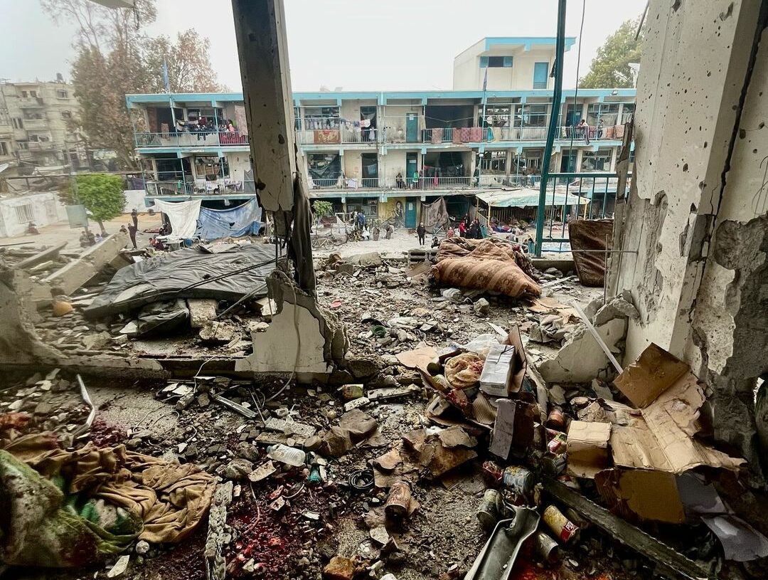 Les bombardements se poursuivent à Gaza ; l’armée israélienne confirme des opérations à Al-Bureij, Al-Qarara et Rafah