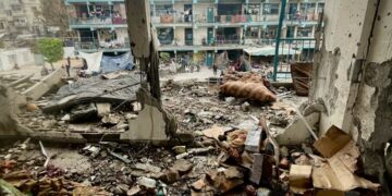 Les bombardements se poursuivent à Gaza ; l’armée israélienne confirme des opérations à Al-Bureij, Al-Qarara et Rafah