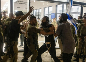 En plein tribunal: Des Israéliens  manifestent contre l&rsquo;arrestation de soldats accusés du viol en réunion d&rsquo;un prisonnier Palestinien