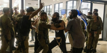 En plein tribunal: Des Israéliens  manifestent contre l&rsquo;arrestation de soldats accusés du viol en réunion d&rsquo;un prisonnier Palestinien