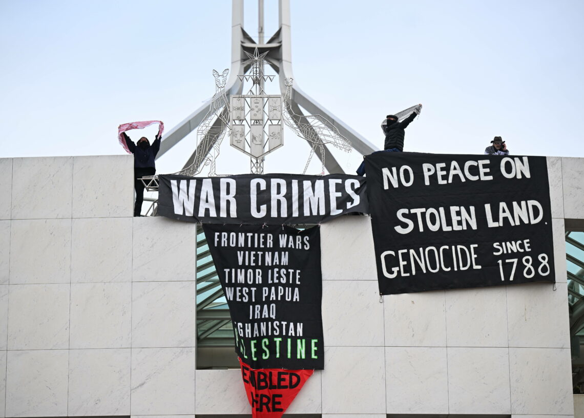 Australie: Des militants pro-palestiniens déploient des banderoles dénonçant la guerre à Gaza sur le parlement